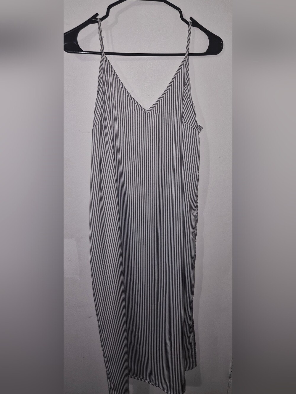 Sleeveless V-Neck Vertical Stripe Maxi Skirt - Grey & White